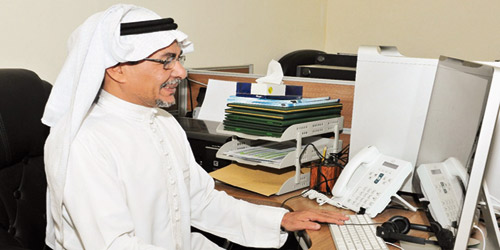 نجيب أبو عظمة أمام شاشة الكمبيوتر