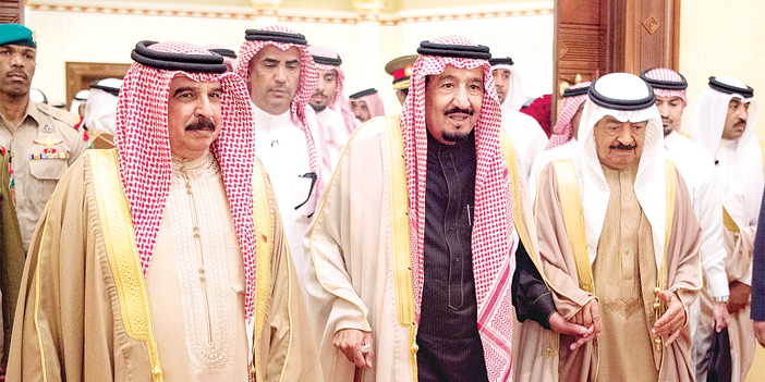  خادم الحرمين يتوسط ملك البحرين وسمو الشيخ خليفة بن سلمان آل خليفة رئيس الوزراء البحريني