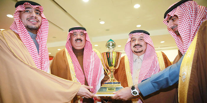  الأمير فيصل بن بندر يسلم الأمير متعب بن عبدالله كأس الأمير محمد بن سعود
