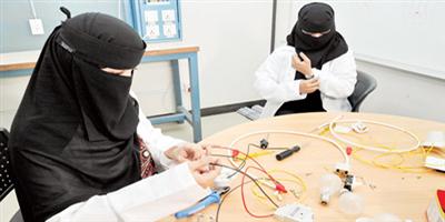 سعوديات يستعرضن تجاربهن في صيانة الجوال والكهرباء 