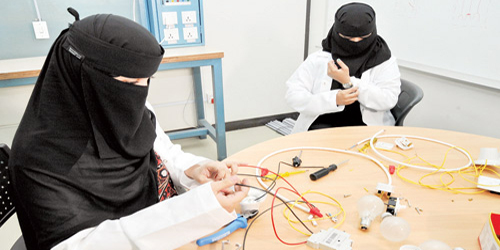  سعوديات يستعرضن تجاربهن في صيانة الجوال والصيانة الكهربائية