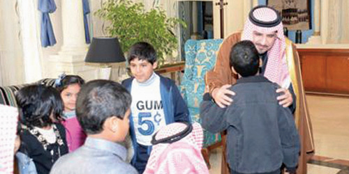  أمير الجوف يقبّل أيتام جمعية البر الخيرية