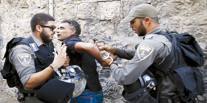  الشرطة الإسرائيلية تعتقل أحد المحتجين الفلسطينيين