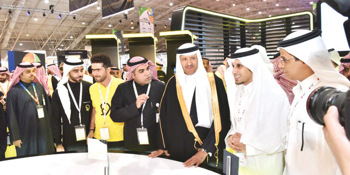  الأمير سلطان بن سلمان مع أحمد الصحاف بجناح الشركة في «ألوان السعودية»