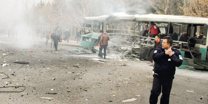  آثار الانفجار الانتحاري الذي استهدف حافلة المجندين الأتراك وسط تركيا