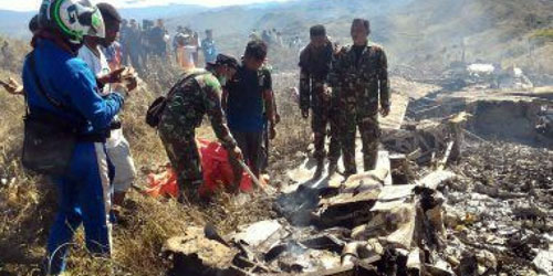 مصرع 13 شخصاً في تحطم طائرة لسلاح الجو الإندونيسي في بابوا 