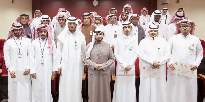  صورة جماعية مع عبدالعزيز بن عبدالله العثيم