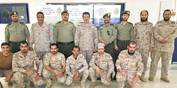  ضباط الجوازات مع عدد من ضباط وأفراد الجيش