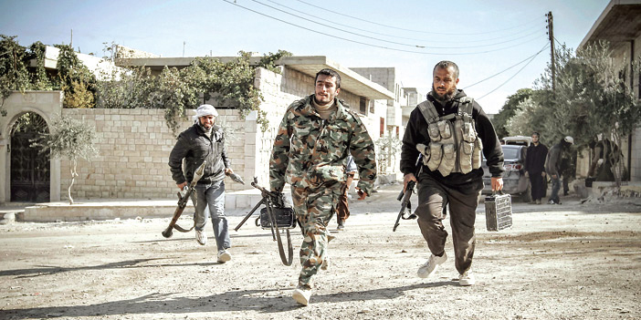  أفراد من المعارضة السورية وهم يتجهزون لإحدى معاركهم