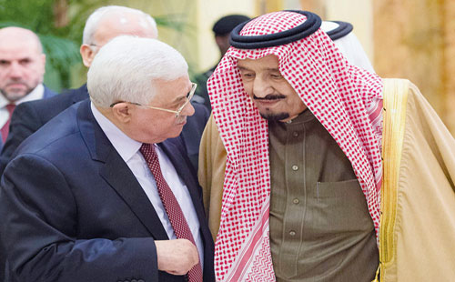   خادم الحرمين يتبادل الحديث مع الرئيس الفلسطيني