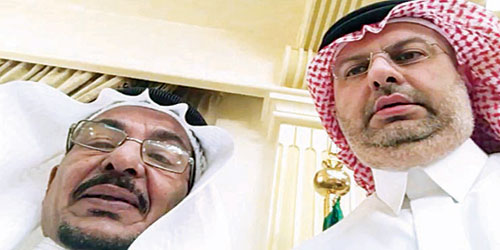   الدكتور نجيب أبوعظمة التقط صورة سيلفي مع الأمير عبدالله بن مساعد