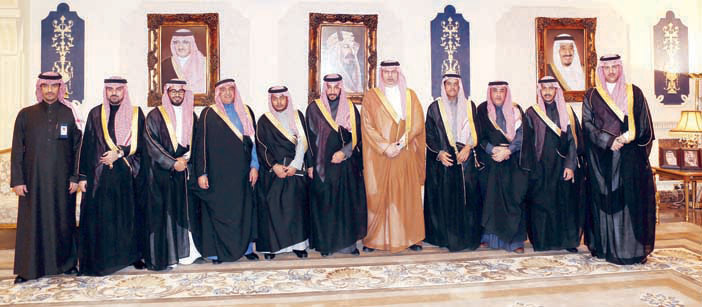  لقطة جماعية تجمع الأمير عبد الله بن مساعد بمنسوبي الغرفة التجارية