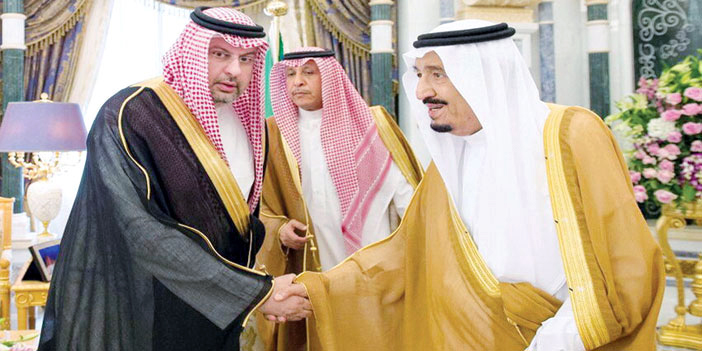   خادم الحرمين الشريفين مستقبلاً الأمير عبدالله بن مساعد في مناسبة سابقة