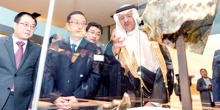  الأمير سلطان بن سلمان يشرح للضيوف محتويات المعرض