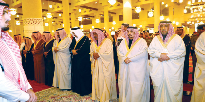  الأمير مقرن بن عبدالعزيز والأمير فيصل بن بندر خلال الصلاة على الفقيدين