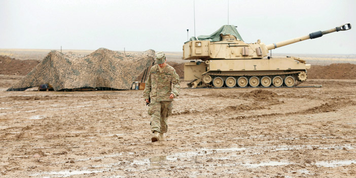  جندي أمريكي يقف بجانب دبابة في حملة تطهير الموصل من داعش
