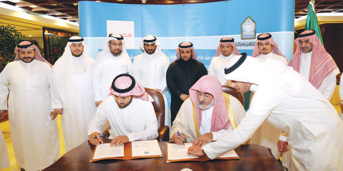   د. سليمان بن عبدالله أبا الخيل وثامر الحربي أثناء توقيع الاتفاقية