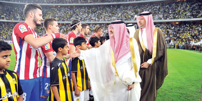  الأمير مشعل بن ماجد محافظ جدة والأمير عبدالله بن مساعد مع لاعبي الفريقين قبل انطلاق  اللقاء