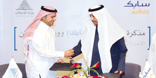  الأمير سعود بن ثنيان ووزير الإسكان أثناء توقيع الاتفاقية