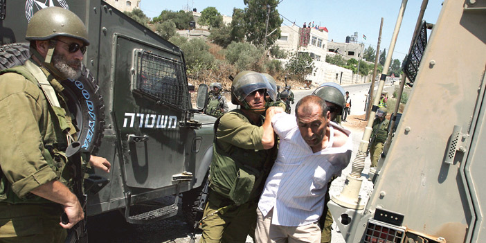  جنود الاحتلال الإسرائيلي يعتقلون فلسطينياً