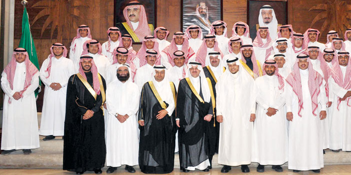  الطلاب ومنسوبو الكلية مع الأمير سعود بن نايف