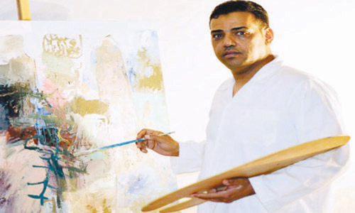   الفنان عبد الرحمن المغربي أمام إحدى لوحاته