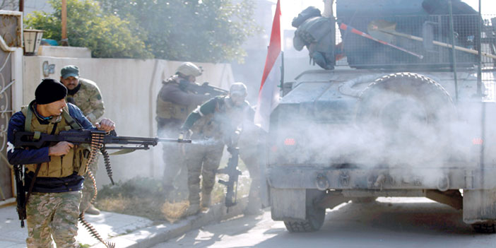  عناصر من القوات العراقية أثناء الاشتباك مع داعش بالموصل
