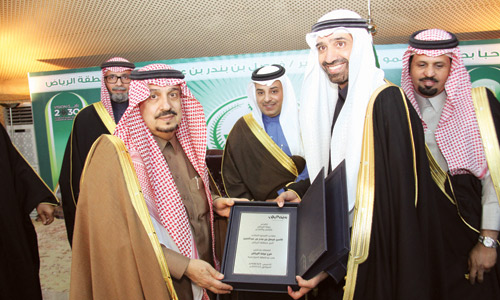  الأمير فيصل بن بندر يتسلم هدية تذكارية من المهندس الراجحي