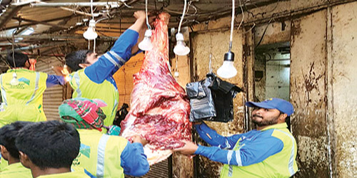  عمال البلدية يقومون بإنزال اللحوم الفاسدة