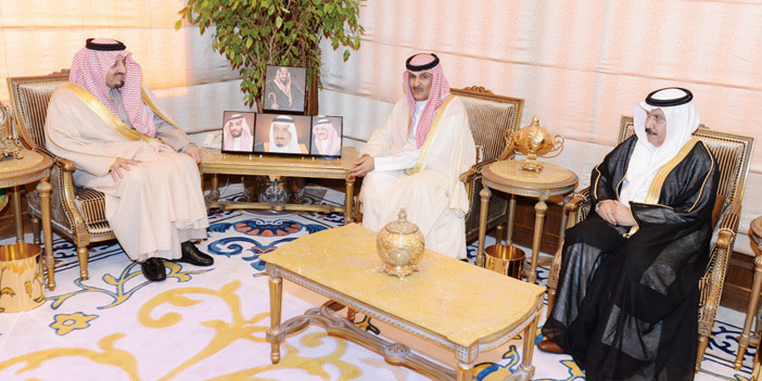  الأمير فيصل مستقبلاً القنصل الكويتي