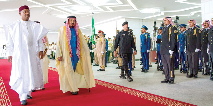  خادم الحرمين الشريفين خلال استقباله رئيس جمهورية النيجر