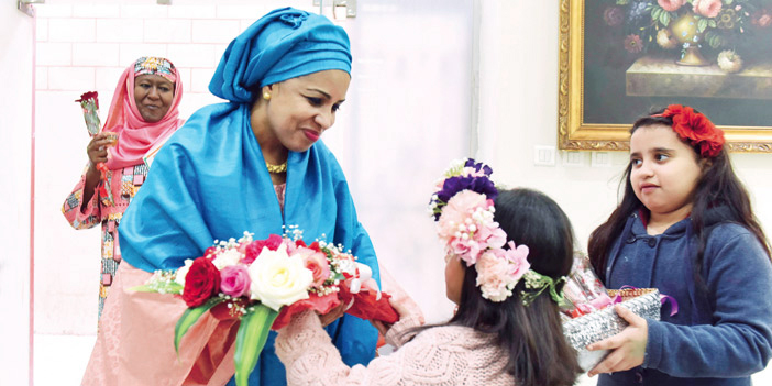  حرم رئيس النيجر  تستقبل الورد من جمعية إنسان