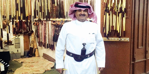  القنصل الكويتي مرتدياً الجنبية النجرانية