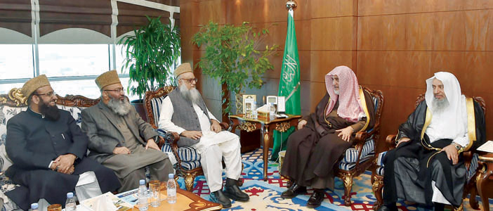  وزير الشؤون الإسلامية  خلال استقباله البروفسور ساجد مير