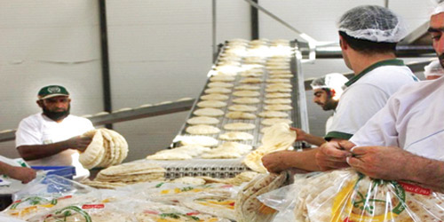  الفريق الإغاثي يقدم الخبز للأشقاء السوريين