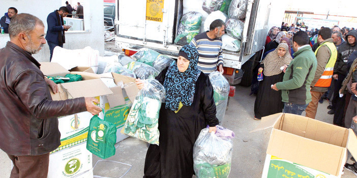  لقطتان من توزيع المساعدات للاجئين السوريين