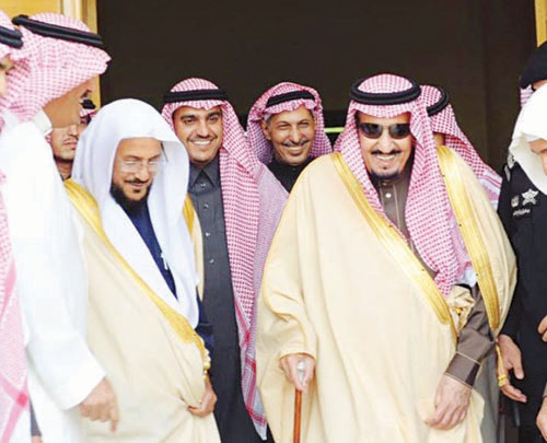   خادم الحرمين الشريفين خلال زيارته أسرة آل الشيخ معزياً