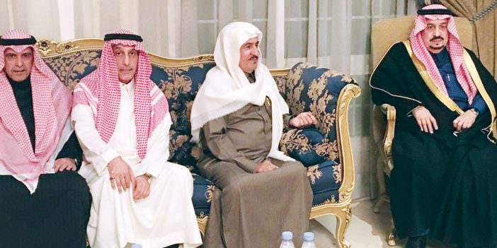  الأمير فيصل بن بندر خلال تقديمه واجب العزاء