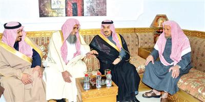 أمير الرياض يزور الشيخ اليوسف في منزله بمدينة ثرمداء 