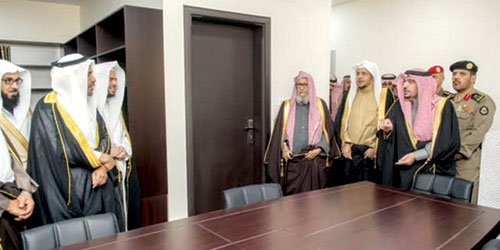   أمير منطقة القصيم خلال زيارته لفرع هيئة الإفتاء ببريدة