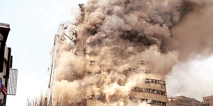  مبنى بلاسكو التاريخي ينهار أمام كاميرات التلفزيون بعد اندلاع النيران في جميع طوابقه