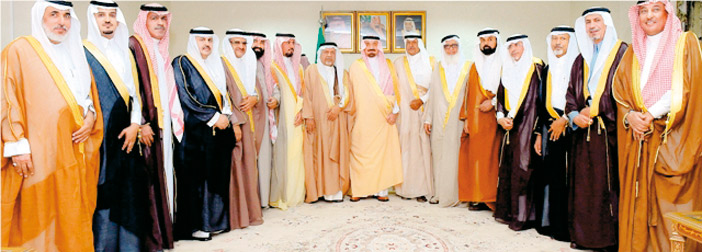  أمير المنطقة مع أعضاء المجلس