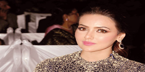 الممثلة الهندية شانا خان تحضر مناسبة في مومباي 