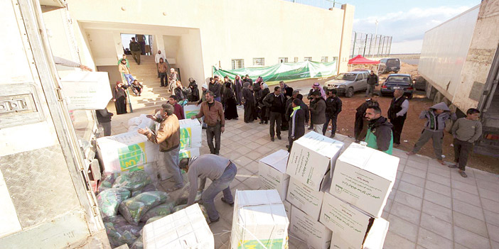  لقطتان من توزيع المساعدات