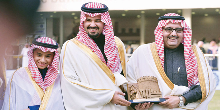  الأمير عبدالعزيز بن أحمد يتسلم من الأمير سلمان بن سلطان جائزة المركز الثاني لبطولة أمهار الخيول