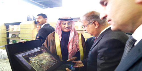  الملحق الثقافي يهدي رئيس الوزراء المصري  لوحة تذكارية
