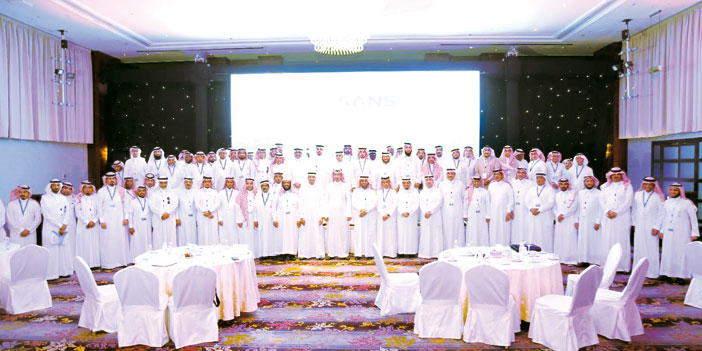  صورة جماعية للمشاركين في الملتقى