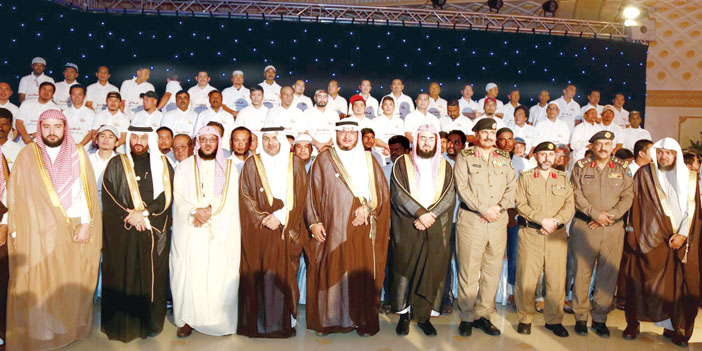  محافظ الطائف في صورة جماعية من المسلمين الجدد وأعضاء مكتب الدعوة