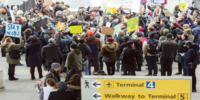   محتجون في مطار جون كيندي ضد قرار ترامب حول الهجرة والسفر إلى أمريكا