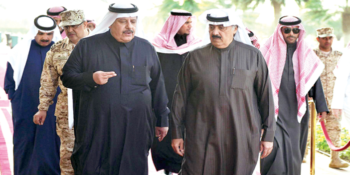   الأمير متعب بن عبدالله خلال تفقده «الجنادرية» يتبادل الحديث مع نائب وزير الحرس الوطني